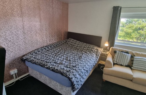 Greasbrough Apartamento | Spacious Double Bedroom With Kitchenette Perfect for Couples or Professional