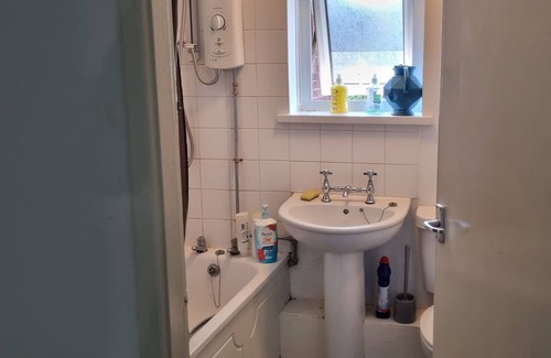 Greasbrough Apartamento | Spacious Double Bedroom With Kitchenette Perfect for Couples or Professional