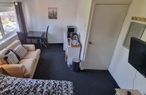 Greasbrough Apartamento | Spacious Double Bedroom With Kitchenette Perfect for Couples or Professional