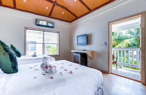 Placentia Complejo | Spacious Double Room w/ WiFi, Jacuzzi Tub, & Mini Bar