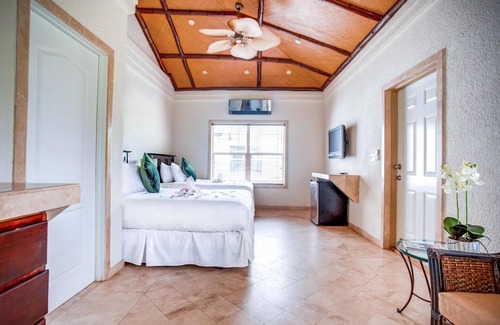 Placentia Complejo | Spacious Double Room w/ WiFi, Jacuzzi Tub, & Mini Bar