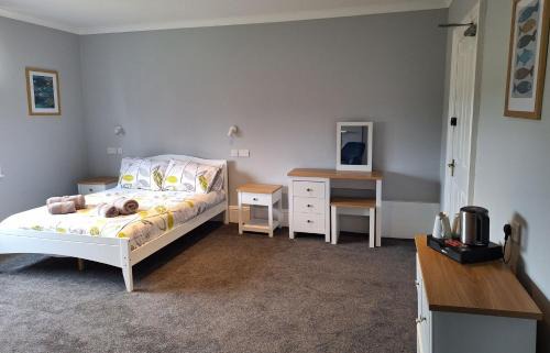 Cranleigh Casa | Spacious Double Room with Lovely Views
