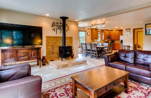 Weisshorn Casa | Spacious Downtown Home + Mtn Views + Hot Tub + Ski Shuttle - Great Raven Grande