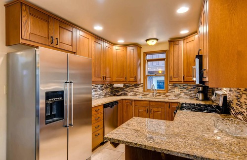 Weisshorn Casa | Spacious Downtown Home + Mtn Views + Hot Tub + Ski Shuttle - Great Raven Grande