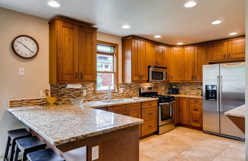 Weisshorn Casa | Spacious Downtown Home + Mtn Views + Hot Tub + Ski Shuttle - Great Raven Grande