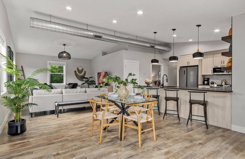 Old Town Apartamento | Spacious Downtown Apartment – Walk to Old Town FC!