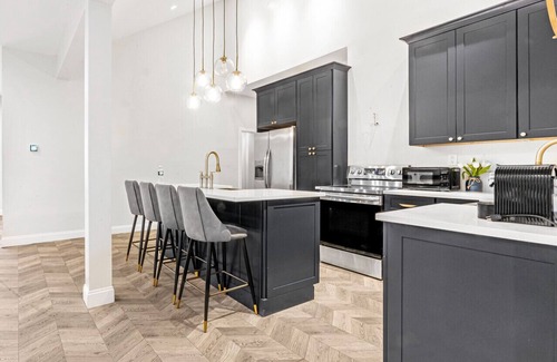 Woodridge Casa | Spacious Dream Home for 18: with Playground!