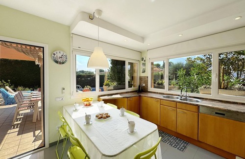 Viladamat Villa | Amplia casa de ensueño con piscina y jardín para toda la familia.