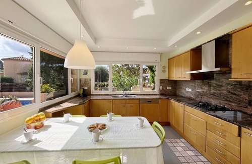 Viladamat Villa | Amplia casa de ensueño con piscina y jardín para toda la familia.