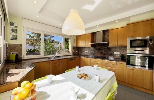 Viladamat Villa | Amplia casa de ensueño con piscina y jardín para toda la familia.