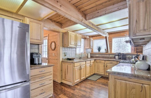 Duck Creek Village Casa | Spacious Duck Creek Village Cabin with Hot Tub!