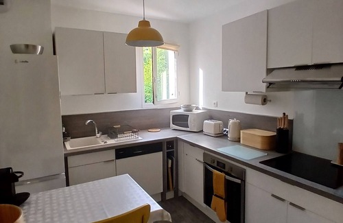 Seyne Apartamento | Spacious duplex apartment with mountain views, close to shops