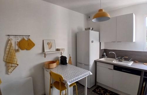 Seyne Apartamento | Spacious duplex apartment with mountain views, close to shops