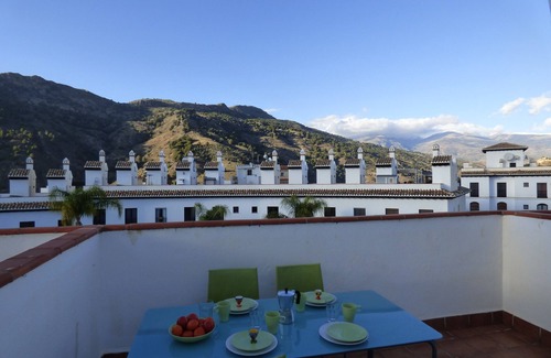 Vélez de Benaudalla Apartamento | Apartamento con piscinas recreativas y terraza privada con playa tranquila a 10 m en coche