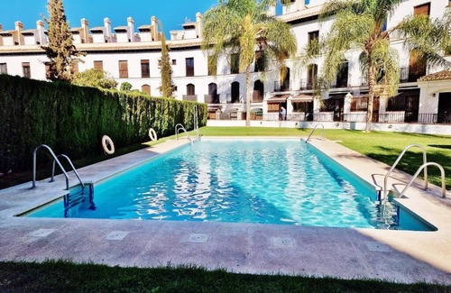 Vélez de Benaudalla Apartamento | Apartamento con piscinas recreativas y terraza privada con playa tranquila a 10 m en coche