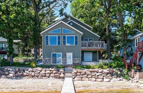 Lake Koshkonong Casa | Spacious Edgerton Home with Private Beach and Views!