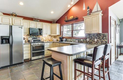 Lake Koshkonong Casa | Spacious Edgerton Home with Private Beach and Views!