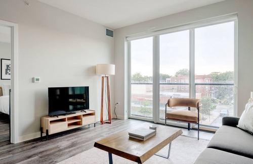 Edgewater Apartamento | Spacious Edgewater 2BR w/ Gym & Lounge, nr Red Line, by Blueground
