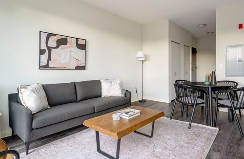 Edgewater Apartamento | Spacious Edgewater 2BR w/ Gym & Lounge, nr Red Line, by Blueground