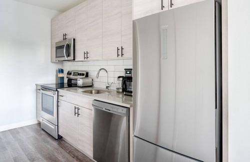 Edgewater Apartamento | Spacious Edgewater 2BR w/ Gym & Lounge, nr Red Line, by Blueground