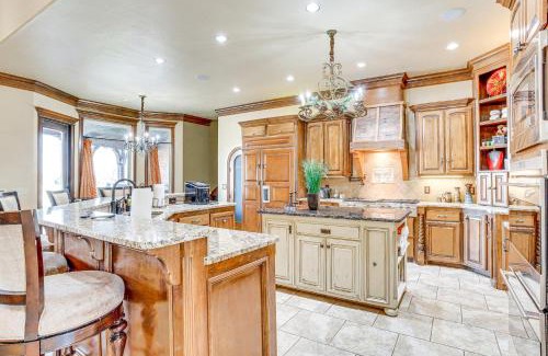 Edmond Casa | Spacious Edmond Vacation Rental with Shared Pool!