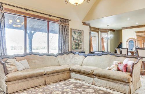 Edmond Casa | Spacious Edmond Vacation Rental with Shared Pool!