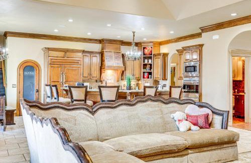 Edmond Casa | Spacious Edmond Vacation Rental with Shared Pool!