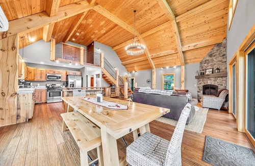 East Otto Chalet De Esquí | Spacious Ellicottville 5-bedroom 4-bath chalet with WiFi, AC