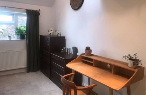 Hertford Apartamento | Spacious en-suite room with mezzanine