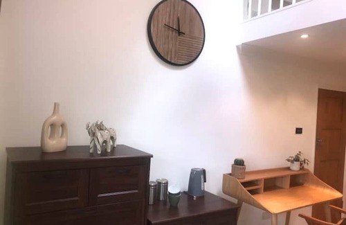 Hertford Apartamento | Spacious en-suite room with mezzanine