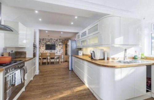 Hertford Apartamento | Spacious en-suite room with mezzanine