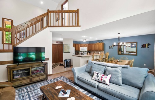 North Creek Casa | Spacious end unit townhome w/ gas fireplace, deck & grill- minutes to ski lifts