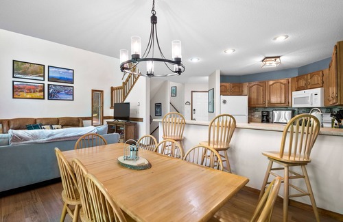 North Creek Casa | Spacious end unit townhome w/ gas fireplace, deck & grill- minutes to ski lifts