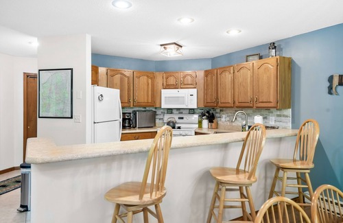 North Creek Casa | Spacious end unit townhome w/ gas fireplace, deck & grill- minutes to ski lifts