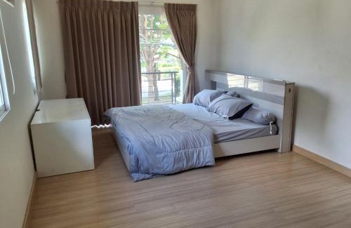 Bang Prok Casa | Spacious Entire House with shared Fitness Room and Shared Indoor Pool in club