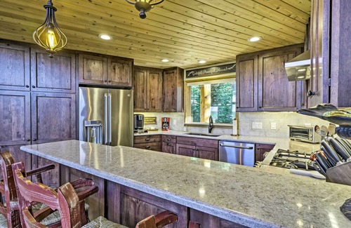 Valley of the Sun Cabina | Spacious Fairplay Retreat w/ Hot Tub & Fire Pit!