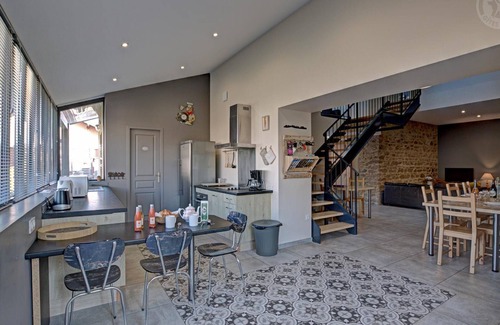 Chazelles-sur-Lyon Cabaña | Casa rural con jardín, terraza y juegos, ideal para familias y amigos
