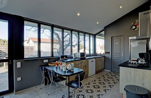 Chazelles-sur-Lyon Cabaña | Casa rural con jardín, terraza y juegos, ideal para familias y amigos