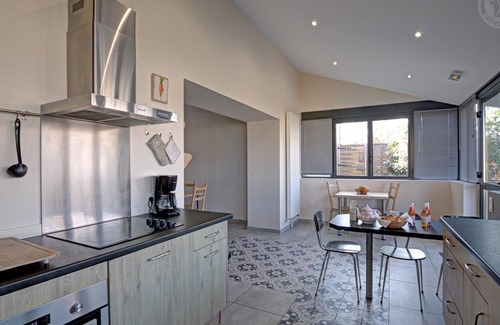 Chazelles-sur-Lyon Cabaña | Casa rural con jardín, terraza y juegos, ideal para familias y amigos