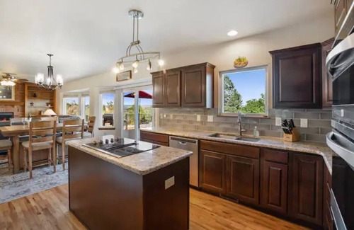 Mountain Shadows Casa | Spacious Family Retreat near USAFA & main attractions*HotTub*Gaming*Slps 14*WiFi