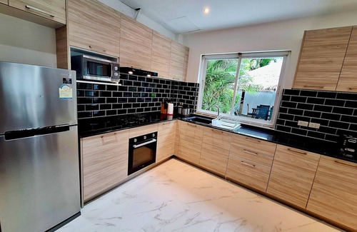 Ban Saiyuan Villa | Familia Amplia Villa de 4 dormitorios con piscina privada, jardín y vistas al mar