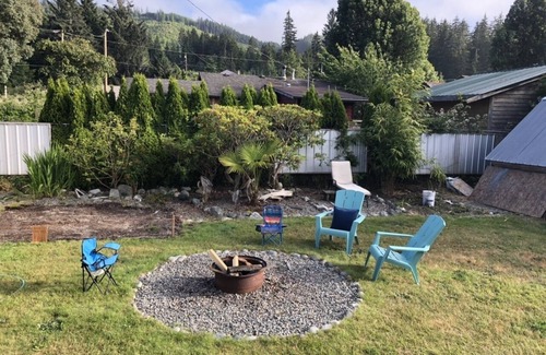Port Renfrew Casa | "Casa de huéspedes Sea Glass Guest House", espaciosa, ideal para familias, con 4 dormitorios y 2 baños, ¡muy privada!
