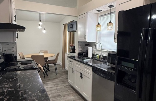 Carrollwood Casa | Spacious Family Dog Friendly Near TPA Airport Mall Highway 3 Bedroom Fenced Yard