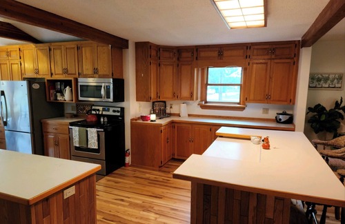 Alanson Casa | Spacious Family Farmhouse