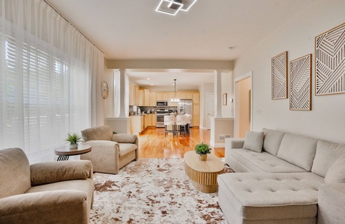 Colchester Casa | Spacious Family Friendly Royal Residence