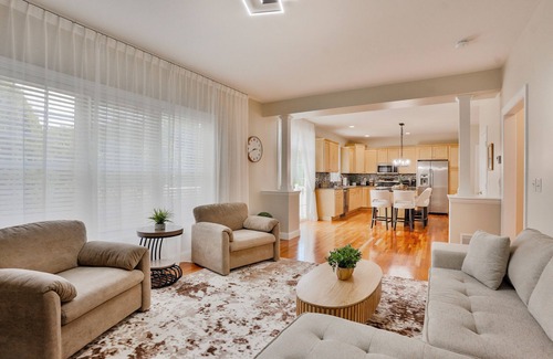 Colchester Casa | Spacious Family Friendly Royal Residence
