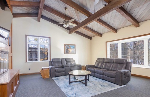 Des Moines Casa | Massive Family Friendly Home with Huge Yard