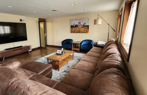 Des Moines Casa | Massive Family Friendly Home with Huge Yard