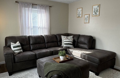 Avon Lake Casa | Spacious Family-Friendly and Pet-Loving Home for Eight!
