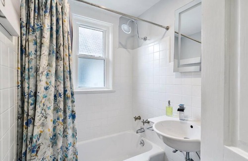 Oakley Casa | Spacious Family Friendly Gem ~ King Bed ~ Parking